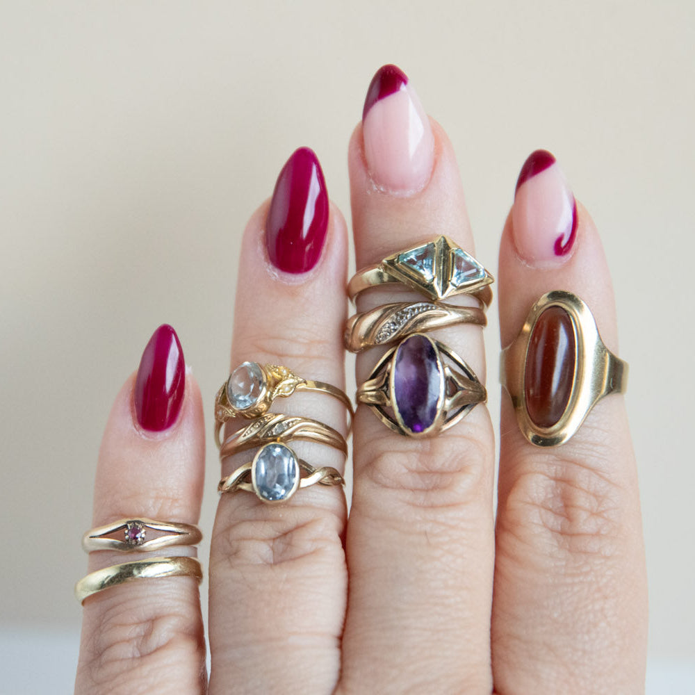 Ruby Touch – Zarter Vintage-Solid-Gold-Ring mit rotem Stein & Herzsymbolik