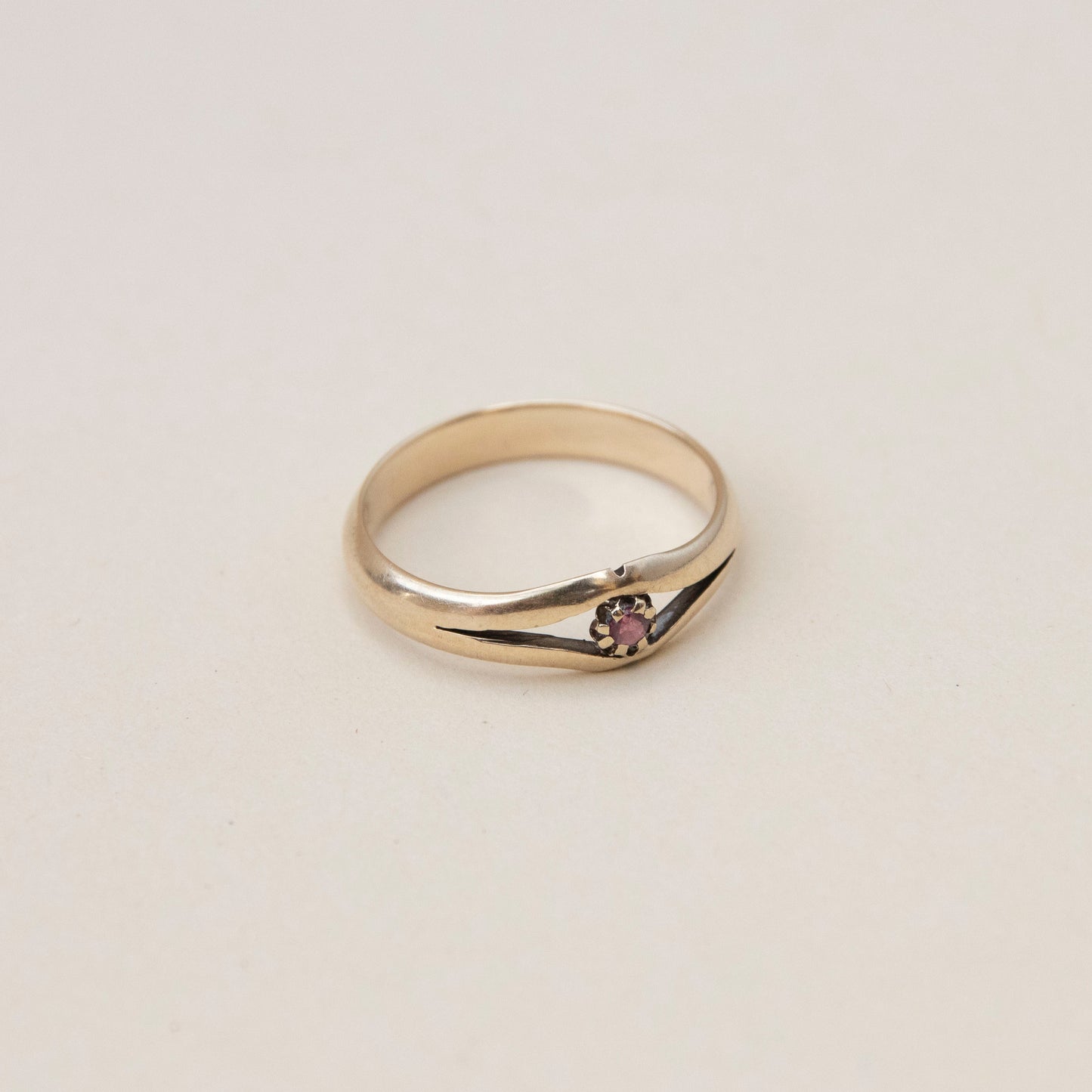 Ruby Touch – Zarter Vintage-Solid-Gold-Ring mit rotem Stein & Herzsymbolik