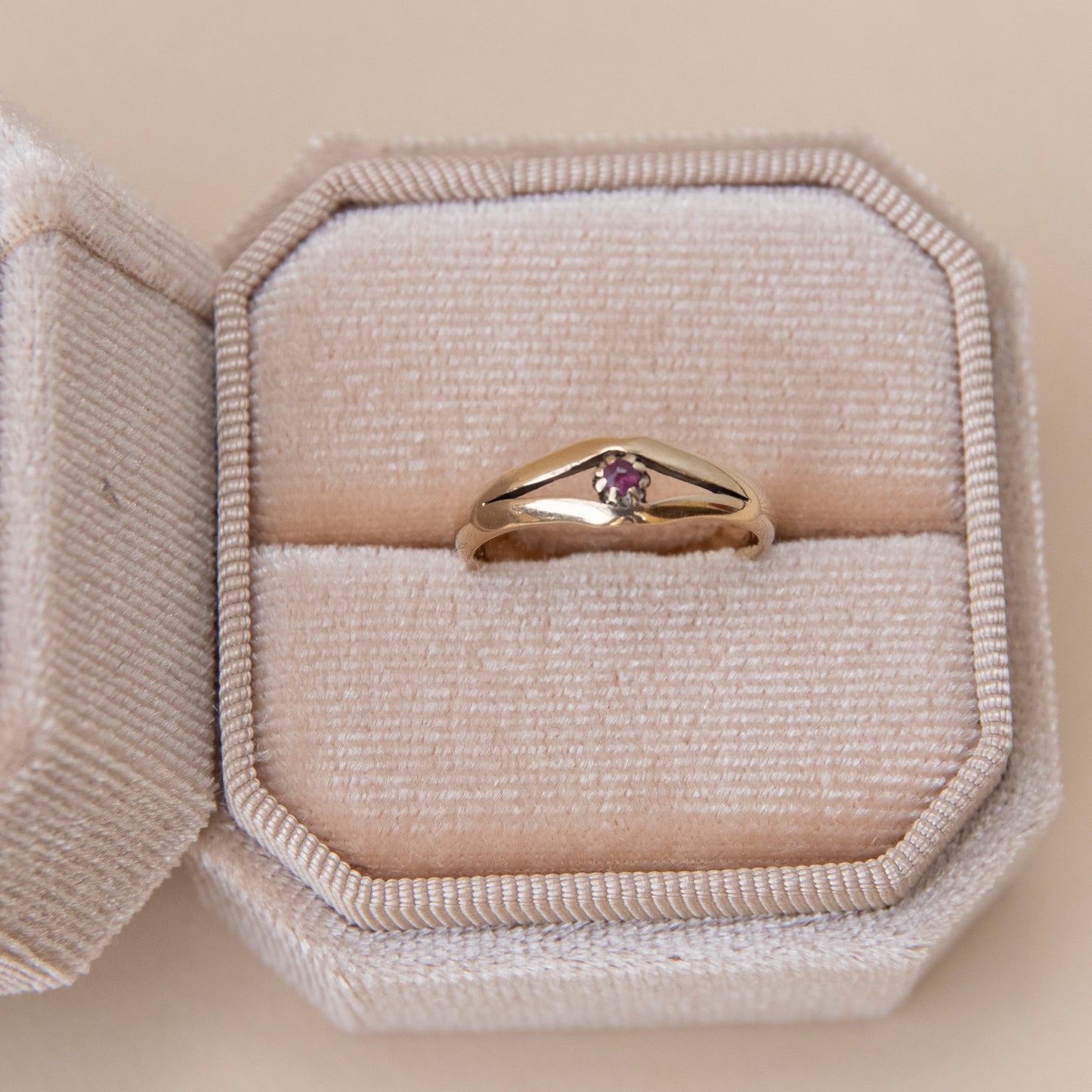 Ruby Touch – Zarter Vintage-Solid-Gold-Ring mit rotem Stein & Herzsymbolik