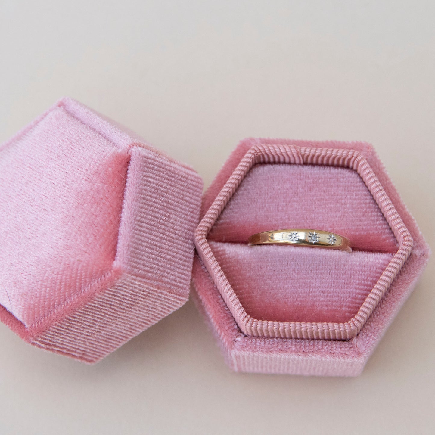 Stardust Trio – Minimalistischer Vintage-Ring mit drei Sternformen
