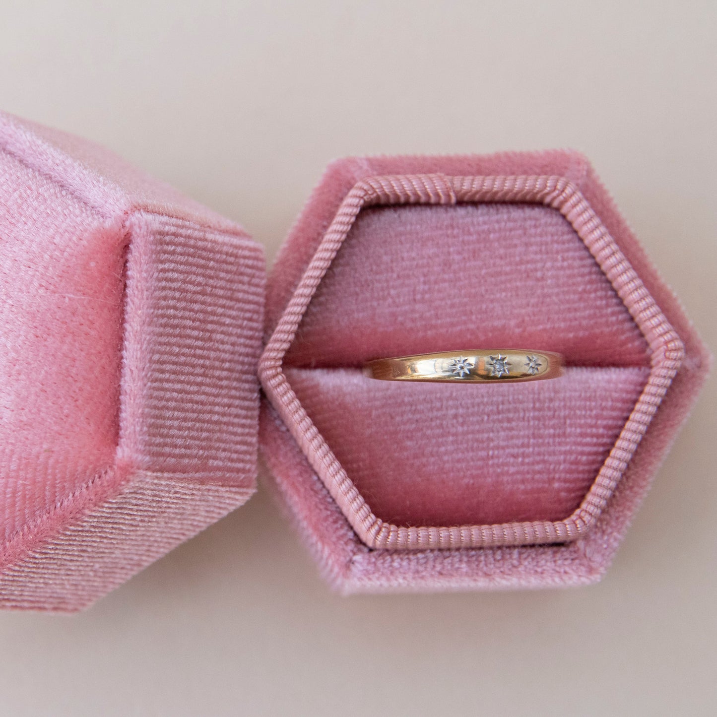 Stardust Trio – Minimalistischer Vintage-Ring mit drei Sternformen
