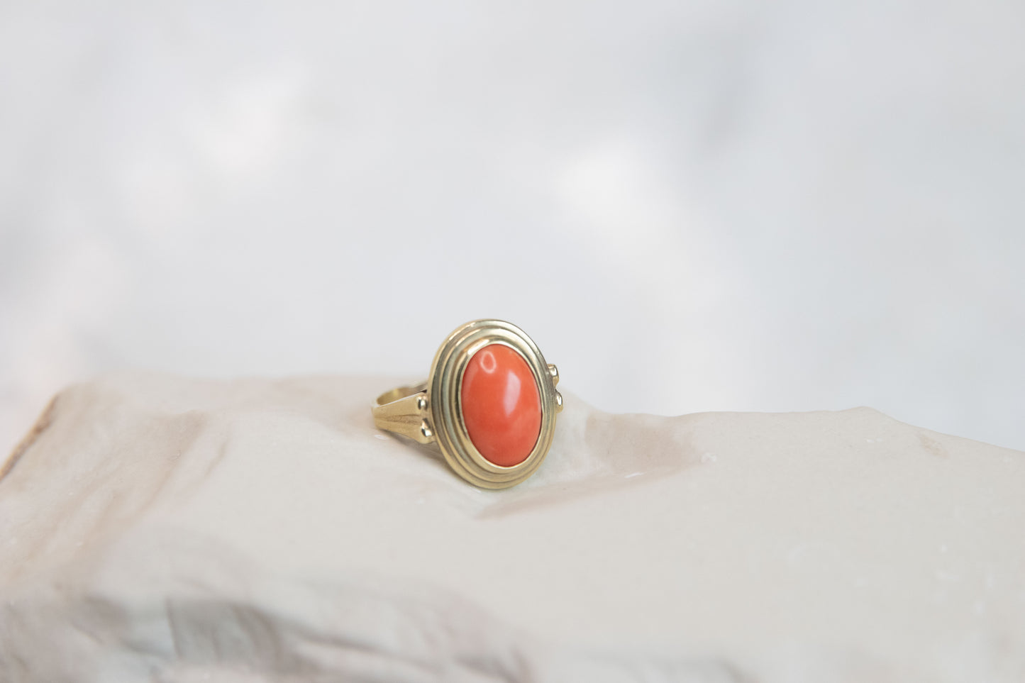 Red Aura – Vintage-Ring mit Koralle in 333 Gold | Größe 53
