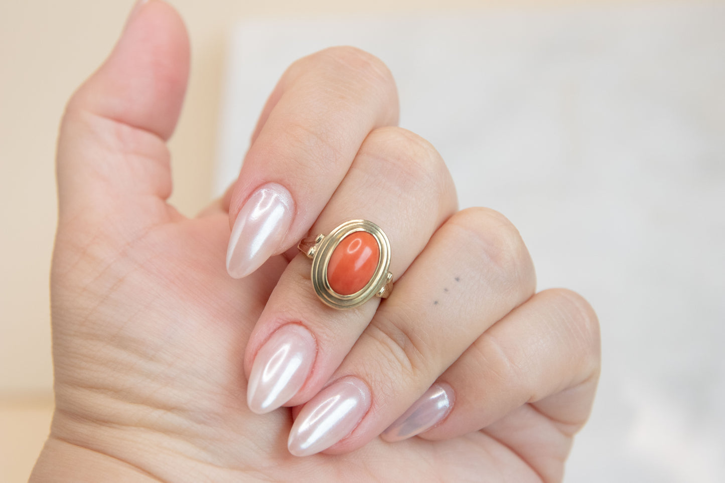 Red Aura – Vintage-Ring mit Koralle in 333 Gold | Größe 53