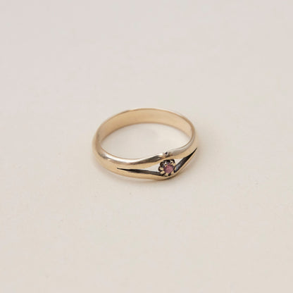 Ruby Touch – Zarter Vintage-Solid-Gold-Ring mit rotem Stein & Herzsymbolik