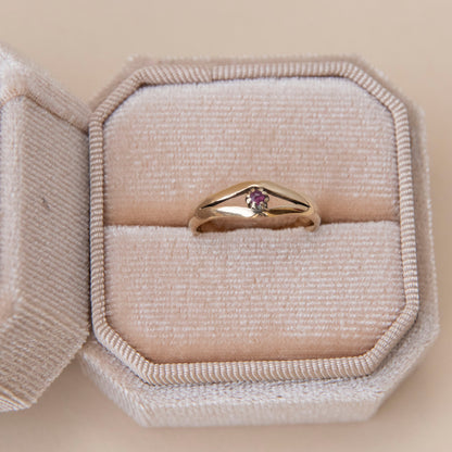 Ruby Touch – Zarter Vintage-Solid-Gold-Ring mit rotem Stein & Herzsymbolik